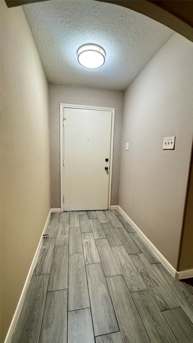 Building Photo - 3303 Glen Spring Dr