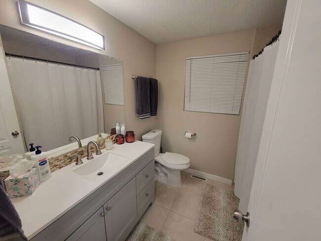 Building Photo - Newly Renovated Townhouse - Pet Friendly!!