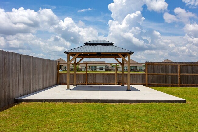 Building Photo - 293 Harvest Lk Dr