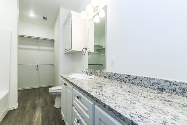 Building Photo - 3 Bedroom Townhome