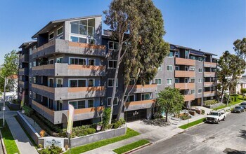 Building Photo - 110 South Sweetzer Ave