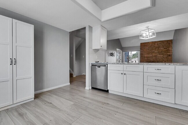 Building Photo - $2,400 - 3 Bed, 2.5 Bath Townhome with Fin...