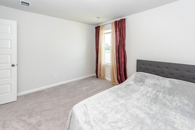 Building Photo - 239 Pine Crest View Dr