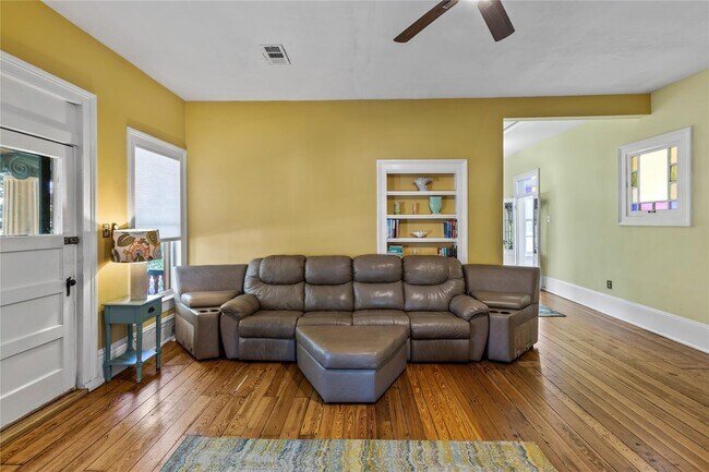 Building Photo - 2927 Bernardo De Galvez Ave