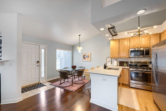 Building Photo - 2 BDR Gorgeous Updated Townhome with Huge Garden