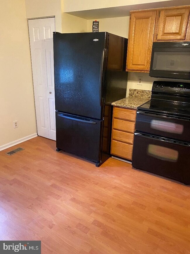 Building Photo - 3670 Woodhaven Ct