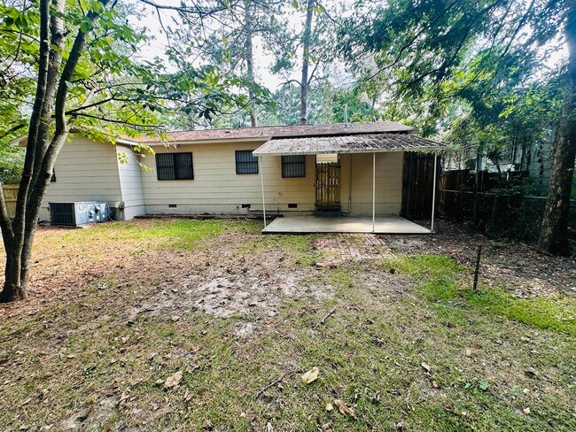 Building Photo - 722 Myrtlewood Dr