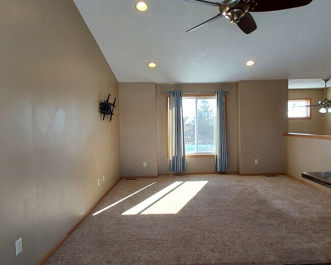 Building Photo - 1283 Blue Jay Pl