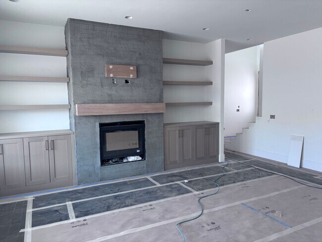 Building Photo - Beautiful 2 story with 6 bedrooms and swimming pool