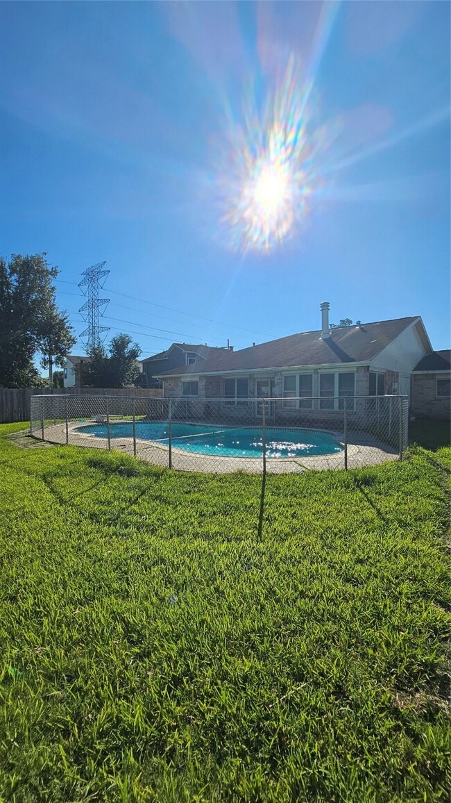 Building Photo - 543 Oakdale Dr