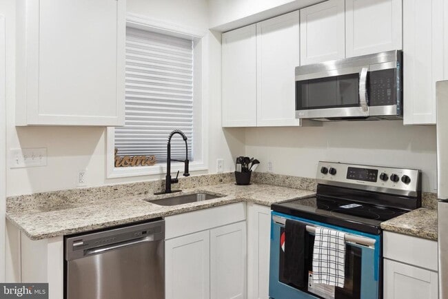 Building Photo - 912 N Milton Ave