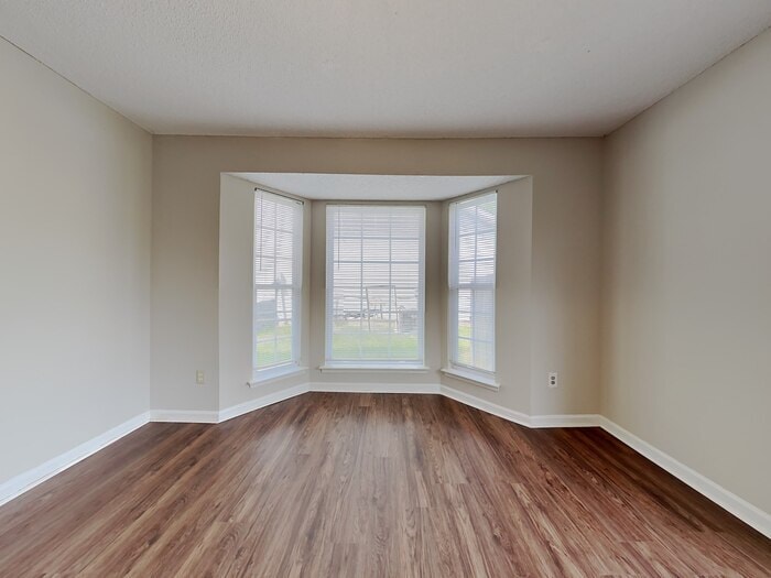 Building Photo - 7115 Lowen Rd