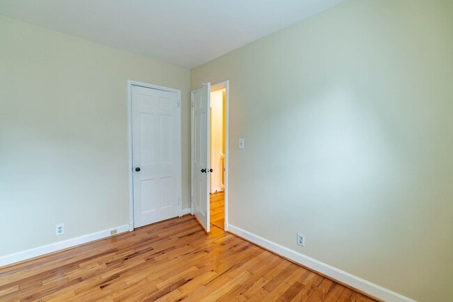 Building Photo - Beautifully Maintained 3 Levels, 2 Bedroom...