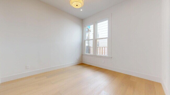 Building Photo - Modern, Convenient, Bright, Renovated 3BR/1BA Top Floor Flat with Dishwasher & In Unit Laundry