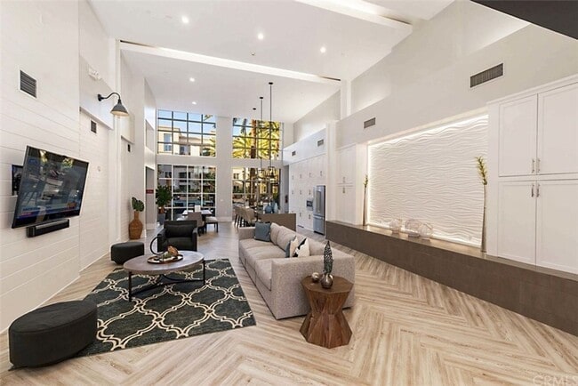 Building Photo - Stylish 2-Bedroom Condo with Resort Amenit...