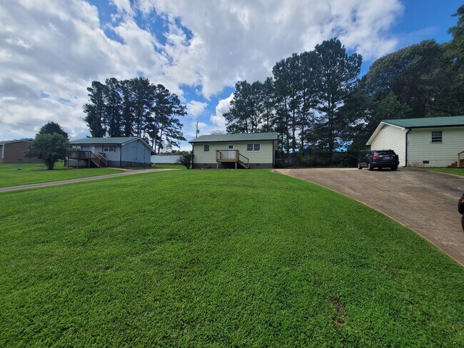 Building Photo - 2BD 1BA Home (Newly Renovated, Yardcare In...
