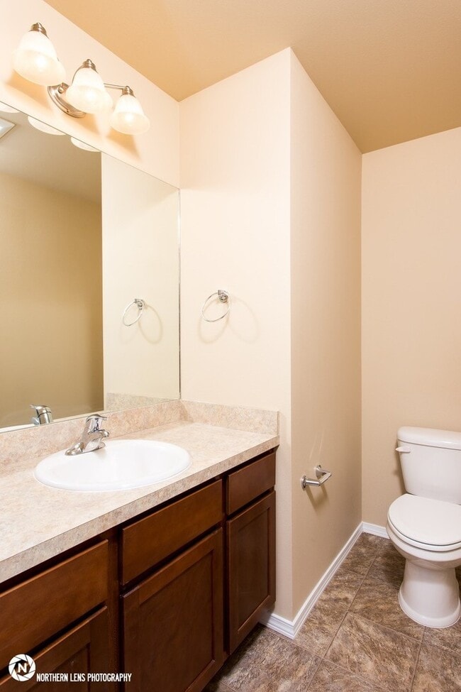 Building Photo - 3 Bedroom East Anchorage Townhouse!