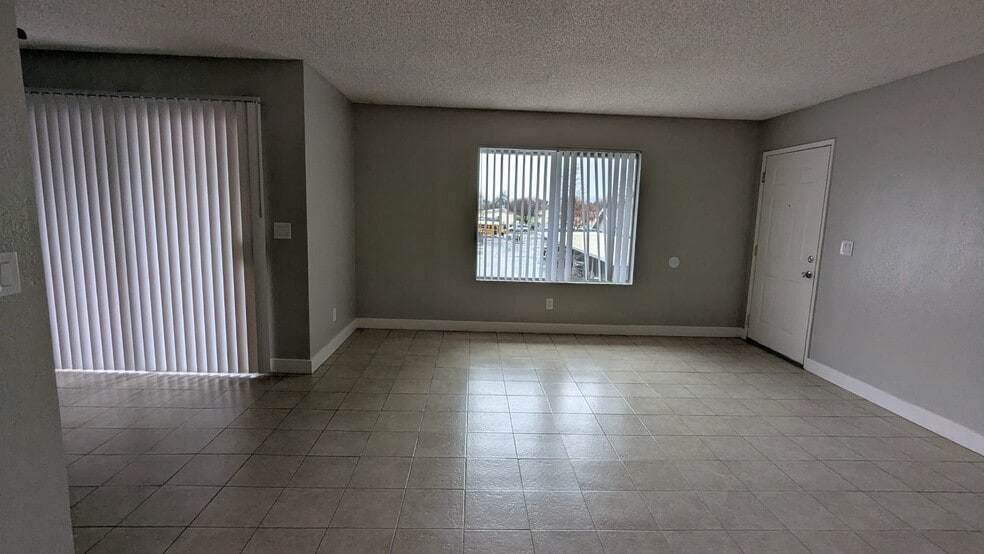 Building Photo - 815 N Peach Ave