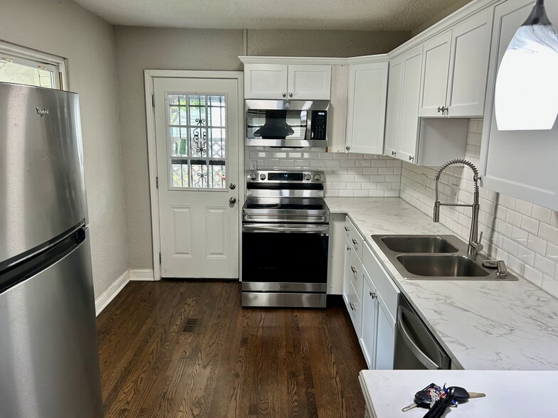 Building Photo - 515 W 85th Ter
