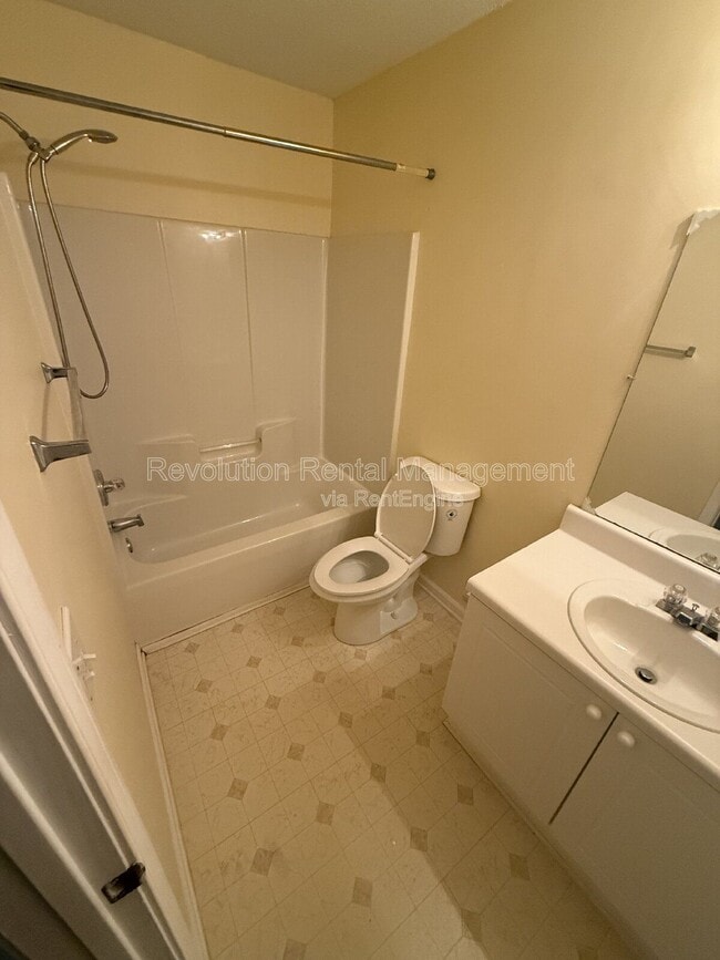 Building Photo - 3045 Lakeside Cir