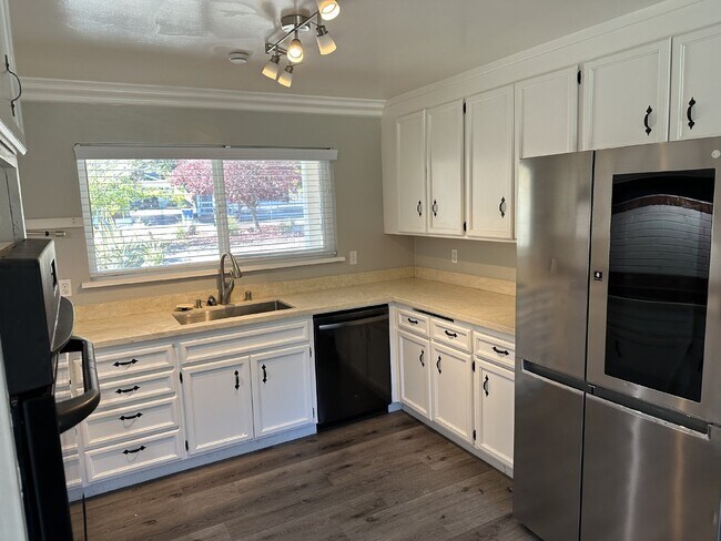 Building Photo - Updated 3 Bedroom, 2 Bathroom Single Family Home in Rural Danville Location