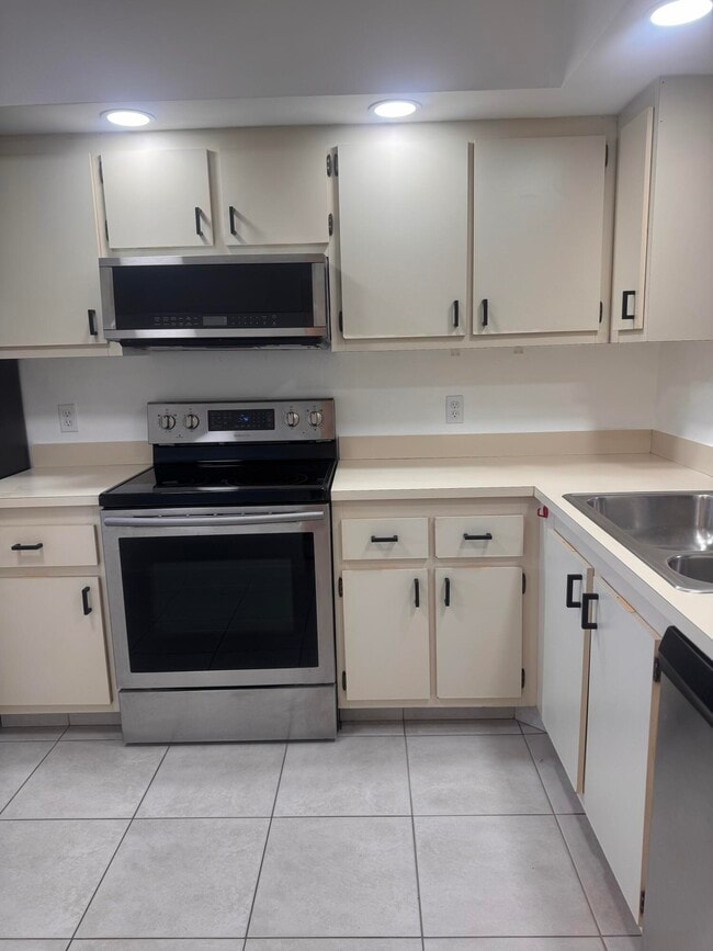 Building Photo - 3178 Via Poinciana