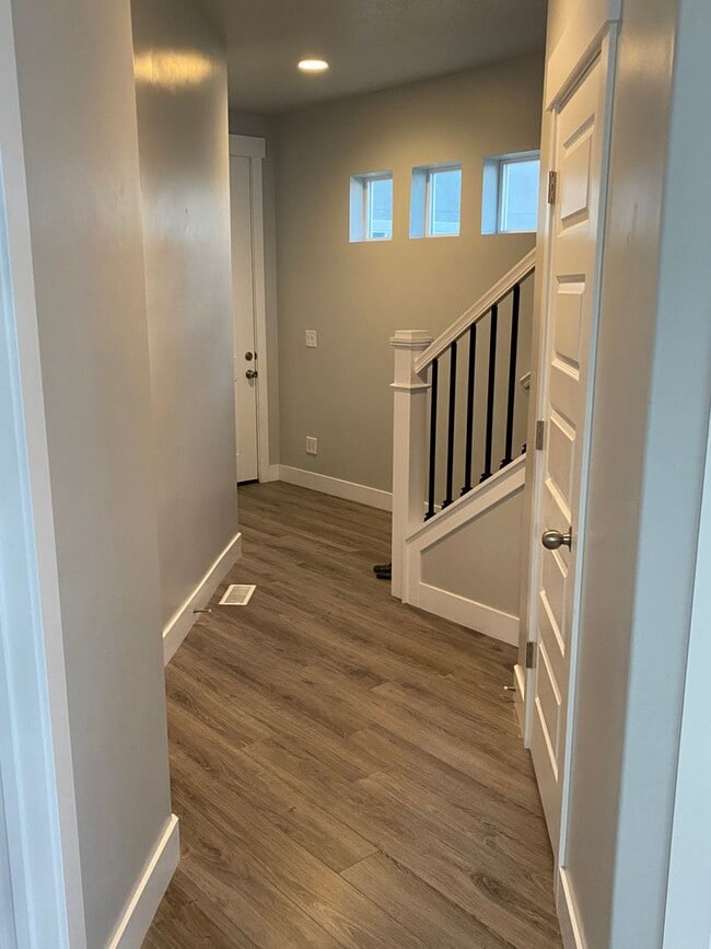 Building Photo - Lovely Townhome For Rent
