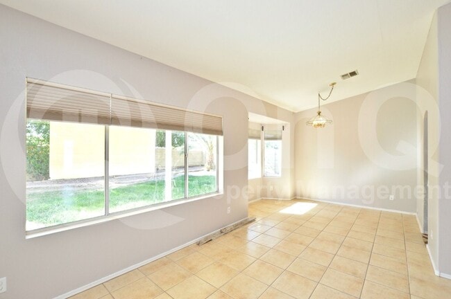 Building Photo - 598 S Neely St