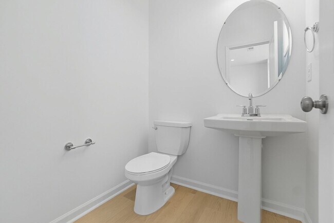 Building Photo - Brand-new three-story townhome in the Univ...