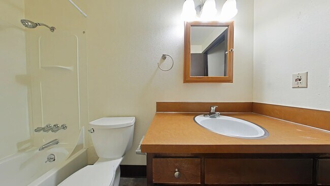 Building Photo - 1 Bedroom Apartment ~ Close to OSU ~ Small...