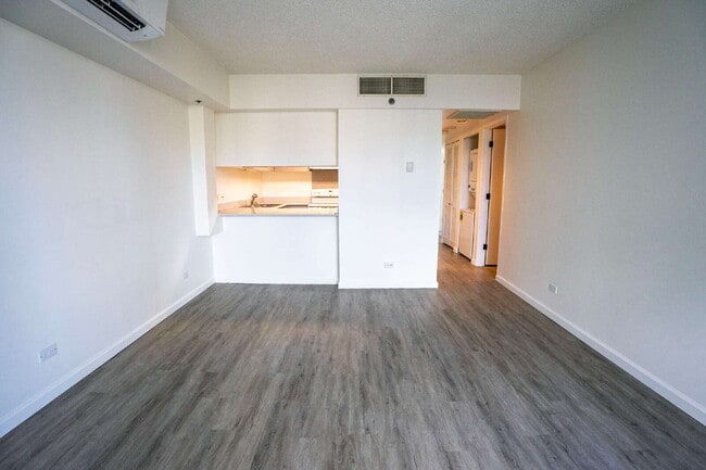 Building Photo - Bright 3-Bedroom Honolulu Condo with 2 Par...