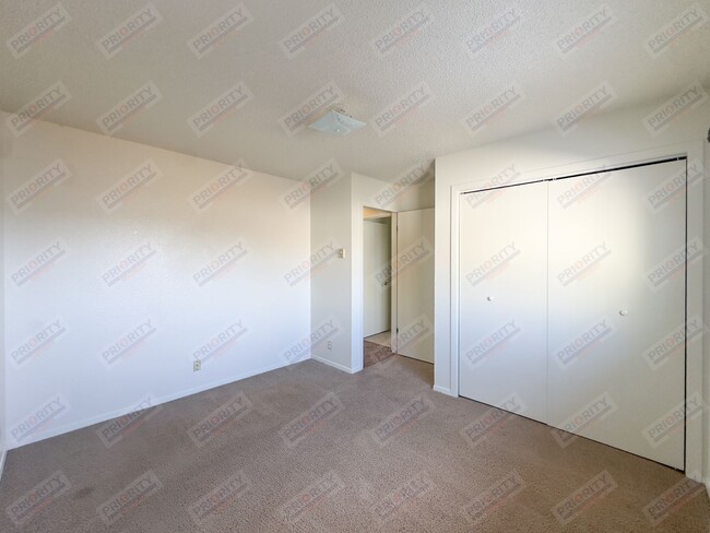 Building Photo - 2 Bedroom, 1 Bath Townhouse