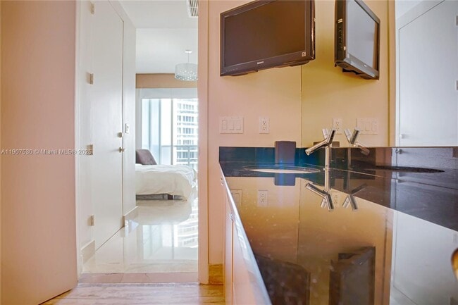 Building Photo - 15901 Collins Ave