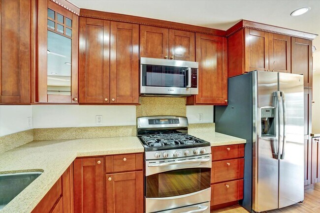 Building Photo - 1966 Westover Dr