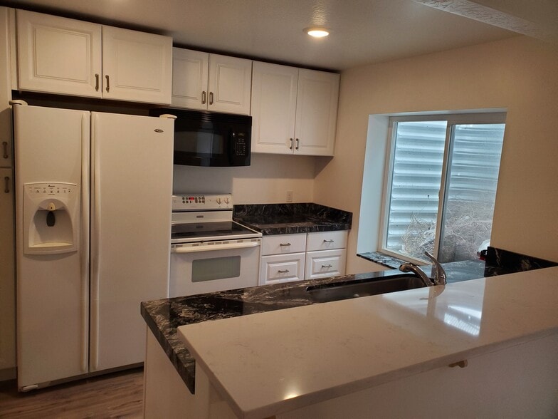 Fridge, microwave, stove, dishwasher - 3330 E Baywater