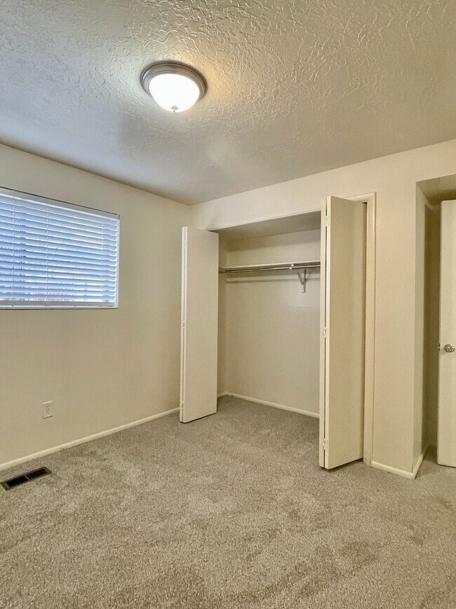 Building Photo - 188 N Pingree Ave