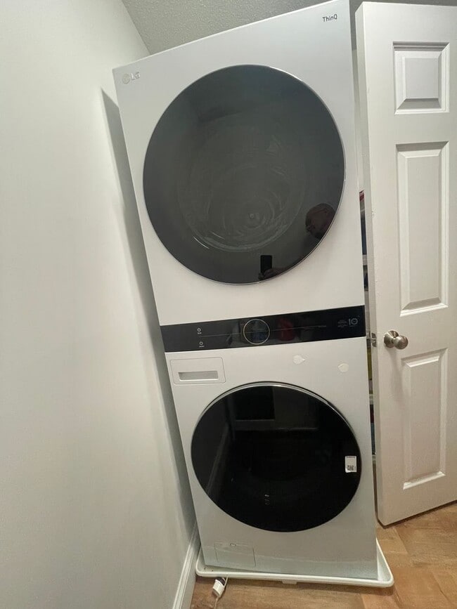 Building Photo - Reduced & 10% off 1st Month's Rent! Impecc...