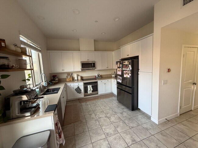 Building Photo - 3 Bedroom 2 Bath Unit