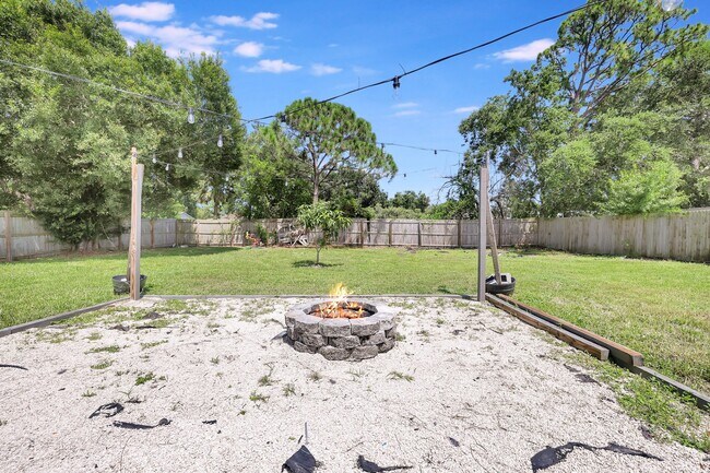 Building Photo - 1109 SE Sandia Dr