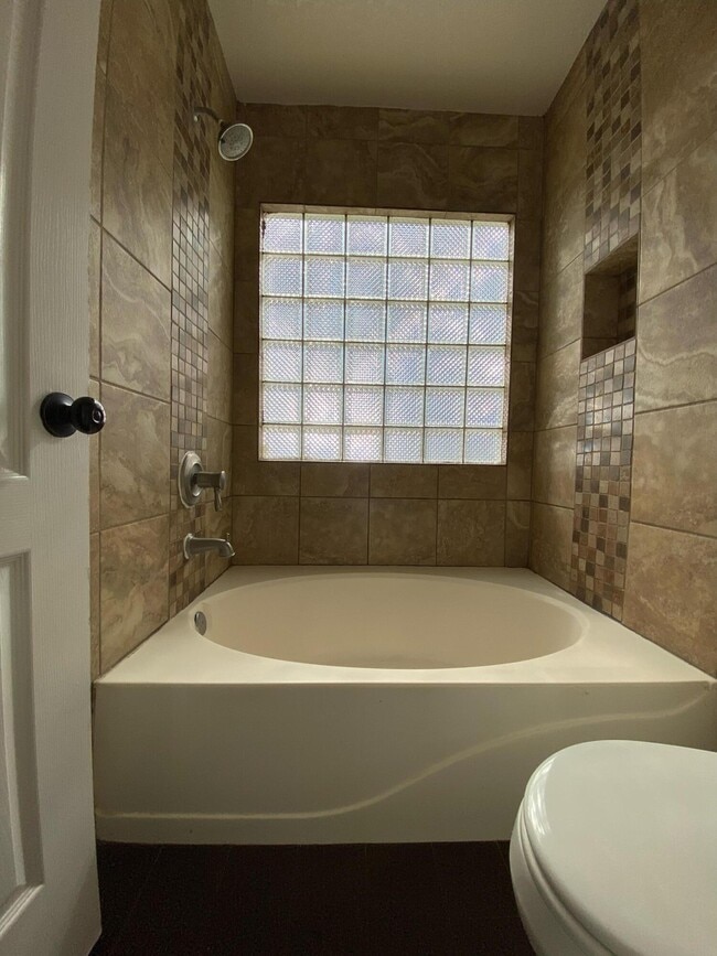 Building Photo - 3303 Almedia Pl