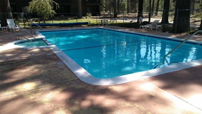 Building Photo - 2 bedroom condo with carport, pool and hot tub access