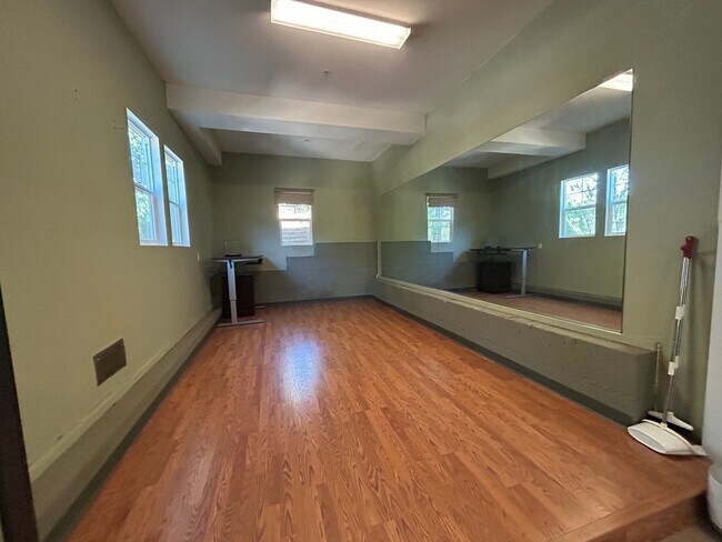 Building Photo - Luxurious and Spacious 5 Bedroom in Gilroy