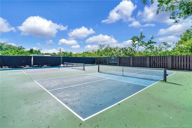 Building Photo - 511 SW South River Dr