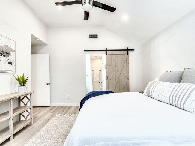Building Photo - Lovely 3/BR 2.5/BA Modern Home with Premiu...