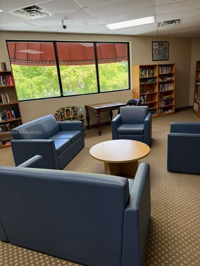 Building Photo - 691 S Hollybrook Dr