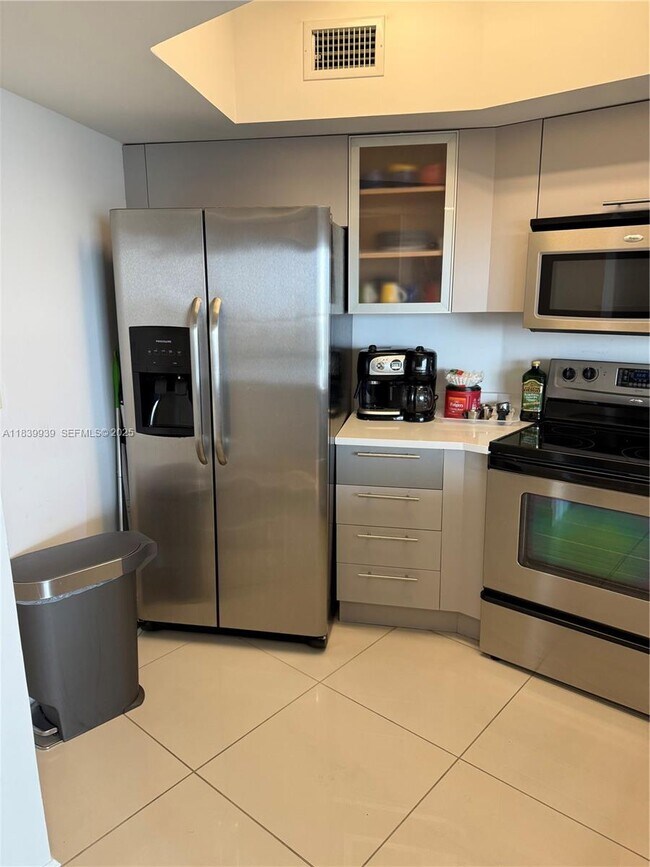 Building Photo - 1750 N Bayshore Dr