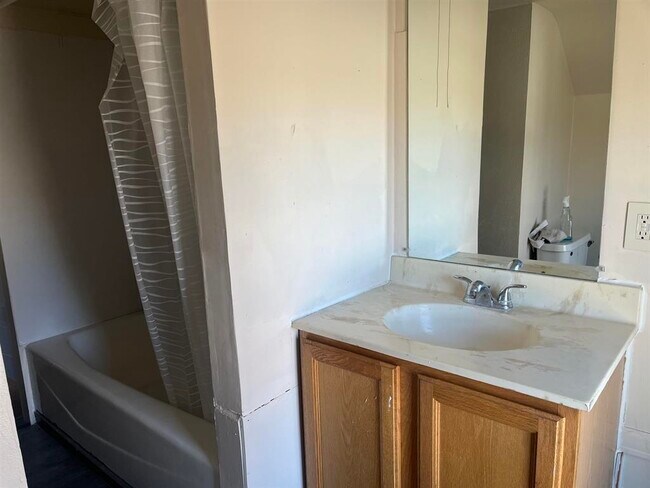 Building Photo - 1027 S Chicago Ave