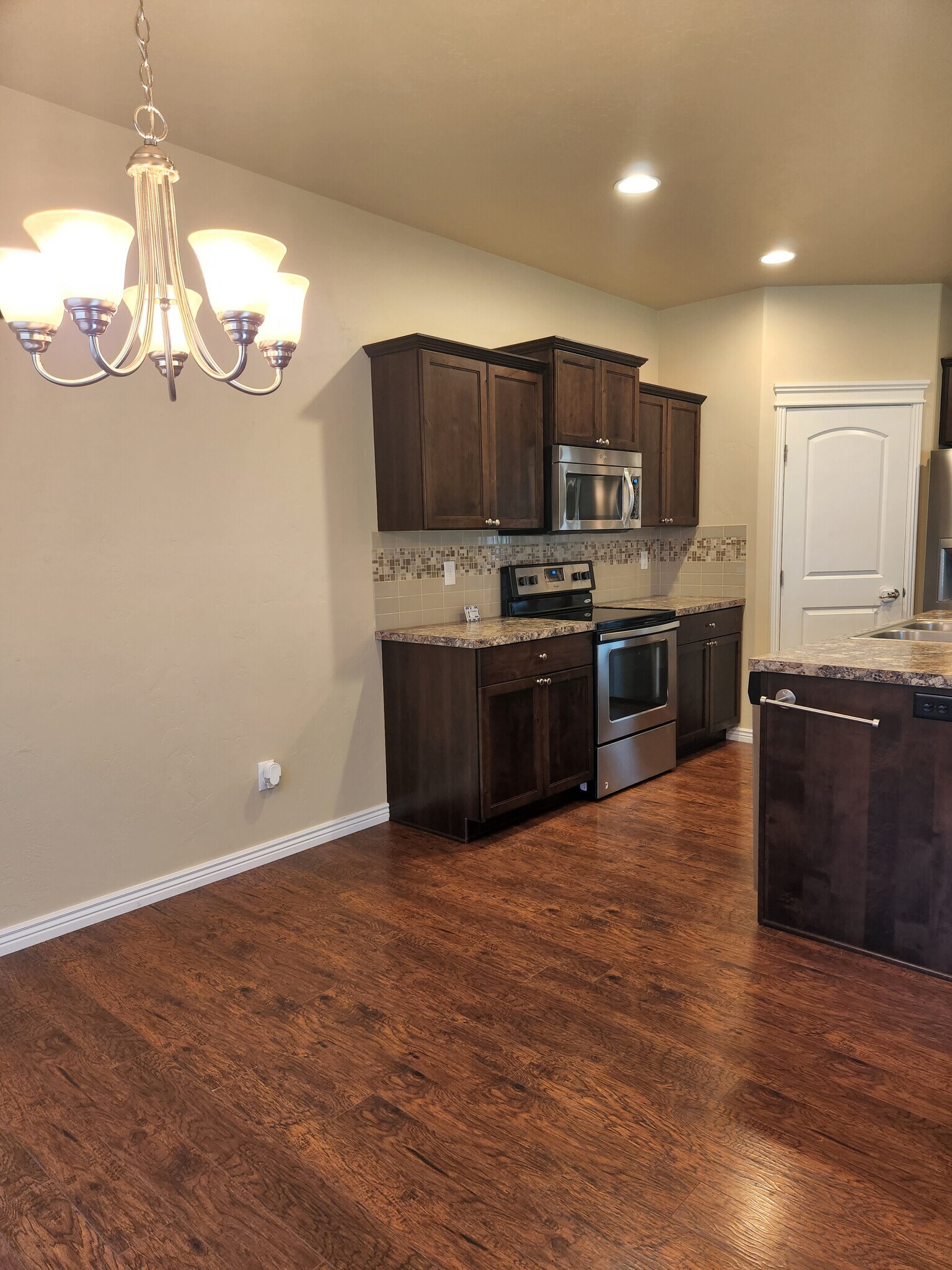 Building Photo - 947 Americana Cir