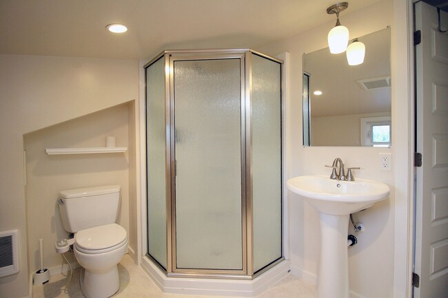 Building Photo - 1005 NE 58th Ave