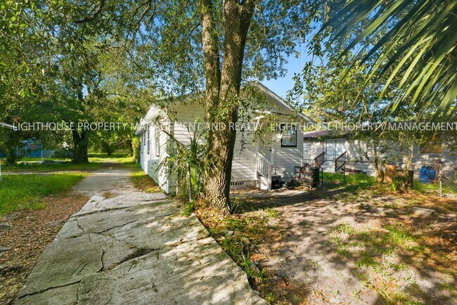 Building Photo - Newly Renovated 3 Bedroom Home With Modern Kitchen
